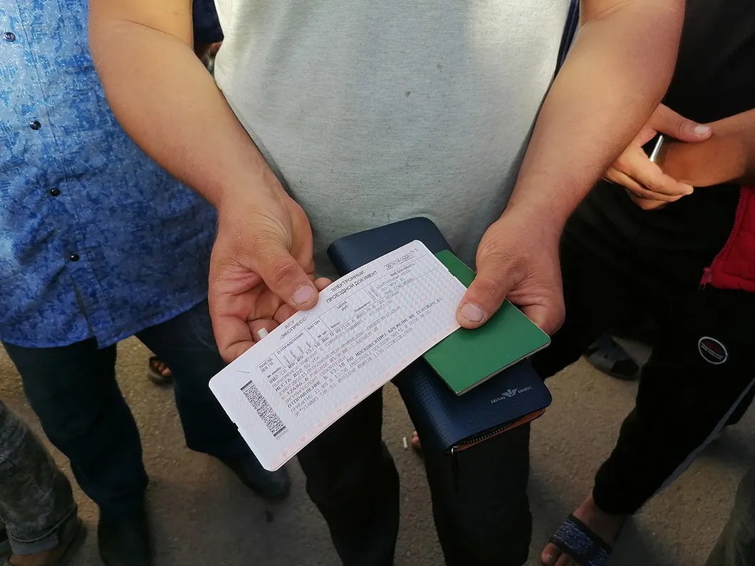 Билет до Узбекистана. Фото: Елена Романова / «Новая газета»
