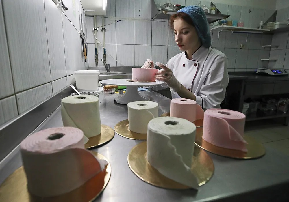 Изготовление пирожных в виде туалетной бумаги в Белоруссии. Фото: Наталия Федосенко / ТАСС