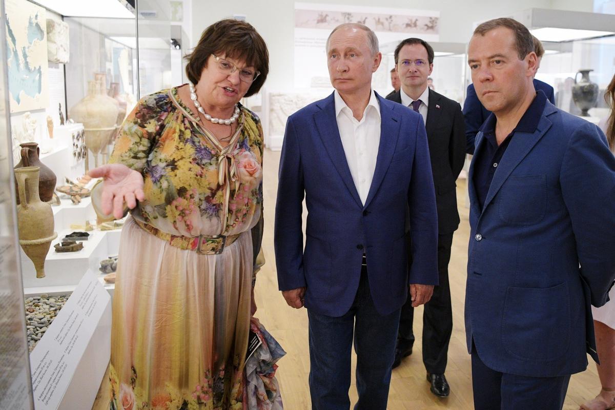 Светлана Мельникова, Вадимир Путин и Владимир Мединский. Фото: Алексей Дружинин / ТАСС