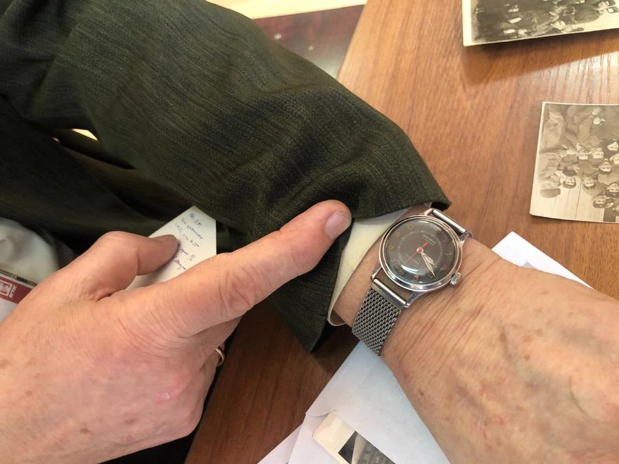 Анатолий Пекарский показывает свои часы. Фото: Валерия Федоренко / «Новая газета»