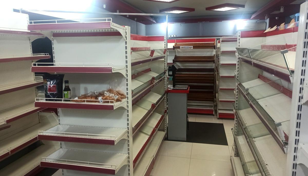 Так выглядели магазины Степанакерта во время блокады. Фото: Евгения Енгибарян