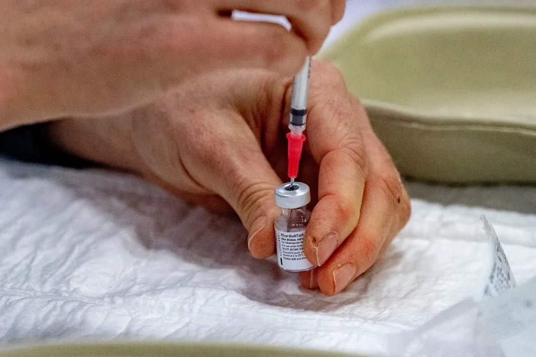 Препарат от Pfizer во время вакцинации медицинских работников в Нидерландах. Фото: BSR Agency / Getty Images