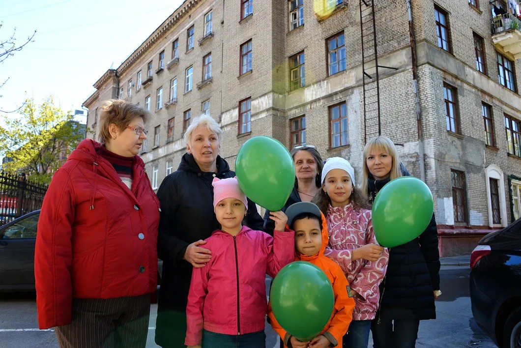 Виктория Стрельцова (справа) с жителями «квартиры». Фото: Виктория Одиссонова / «Новая газета»