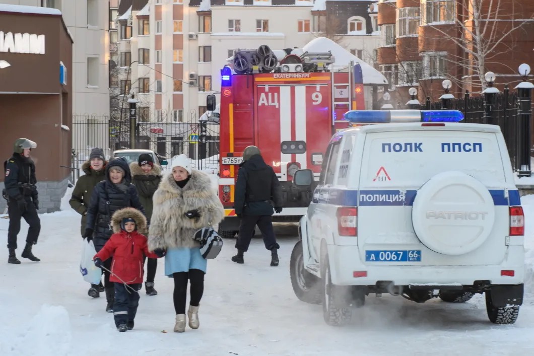 Эвакуация школы после лжеминирования в Екатеринбурге. Фото: Вова Жабриков / URA.RU / TASS