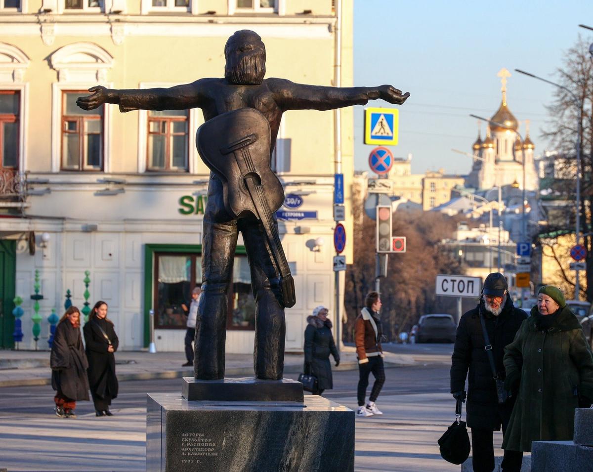 Скульптура в честь Владимира Высоцкого на Страстном бульваре. Фото: Аенство «Москва»