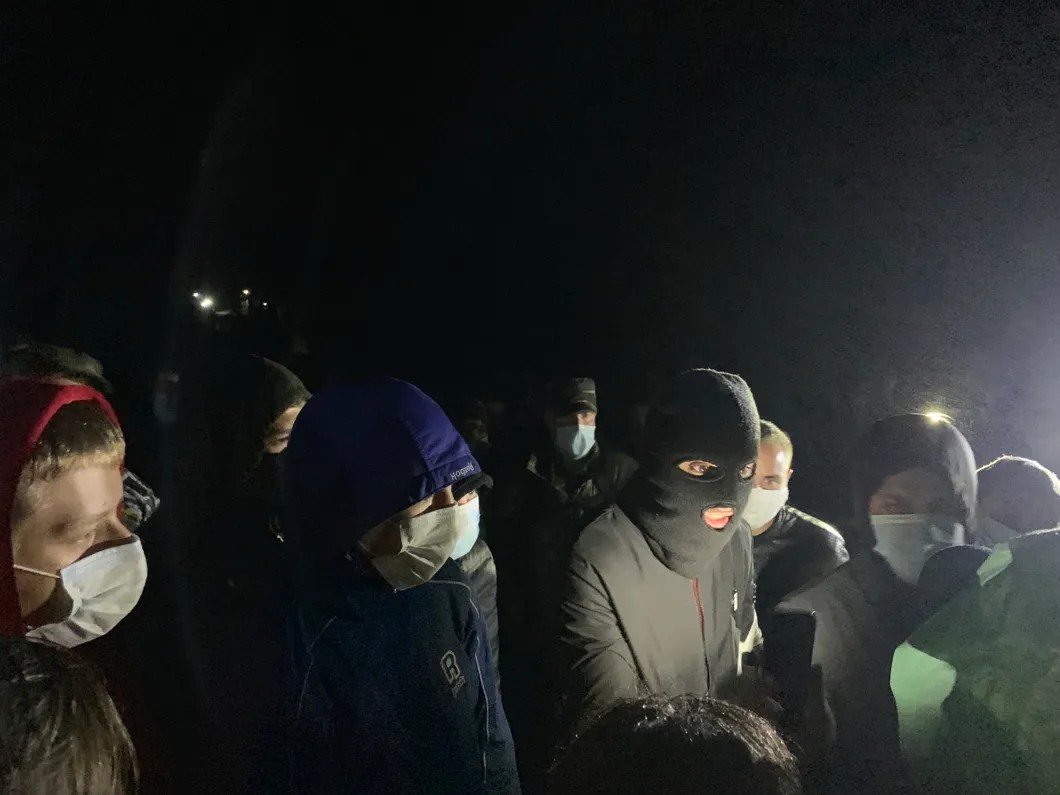 Титушки угрожают защитникам Куштау, придя ночью в лагерь под защитой ЧОПа. Фото: Иван Жилин / «Новая газета»