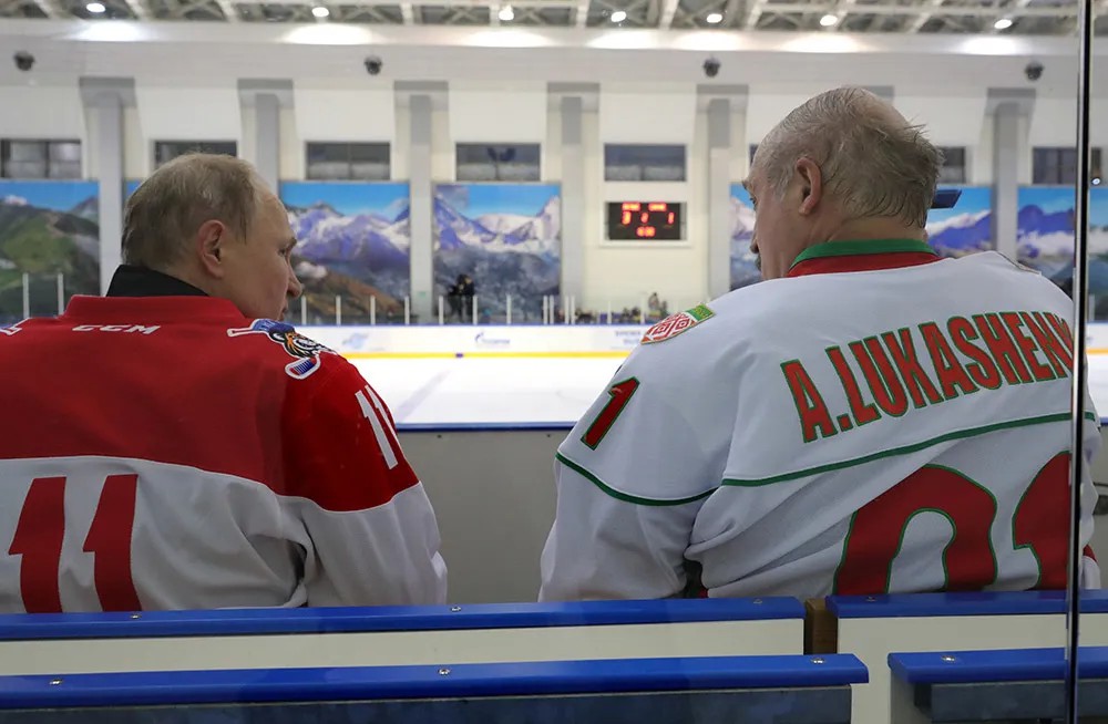 Vladimir Putin and Alyaksandr Lukashenka during the hockey match. Photo: RIA Novosti