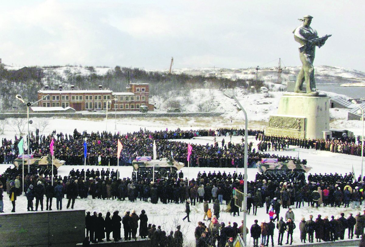 Контейнеры с останками погибших на «Курске» моряков в порту Североморска на траурной церемонии. Фото: Reuters