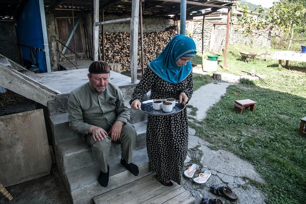 Умар живет с сыном и невесткой. Фото: Влад Докшин /«Новая газета»