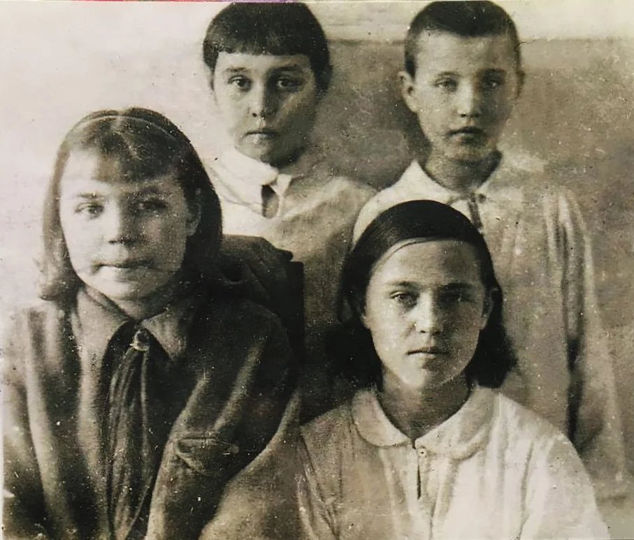 Сестры Романюк в детдоме. Фото: из семейного архива