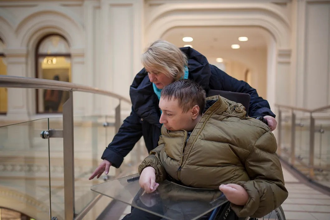 Кирилл с матерью в осматривают этажи ГУМа. Фото: Влад Докшин / «Новая газета»