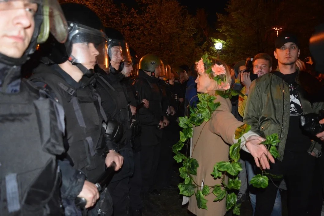 Девушка встала между протестующими и силовиками. Фото: Иван Жилин / «Новая газета»