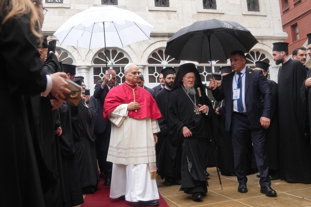 Папа Римский Лев XIV и патриарх Константинопольский Варфоломей I (слева направо) во время посещения кафедрального Собора Святого Георгия. Фото: AP / TASS