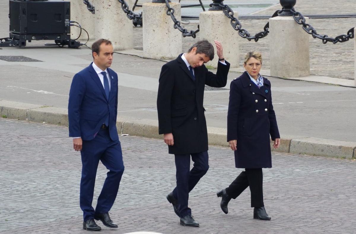 Президент Макрон в понедельник не принял отставку правительства, пояснив, что это делается «ради обеспечения стабильности страны». Слева направо: министр обороны Себастьян Лекорню и премьер-министр Габриэль Атталь. 08.05.2024. Фото: Юрий Сафронов / «Новая газета»