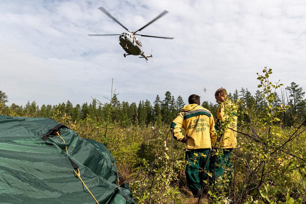 Вертолет Ми-8 приземляется в палаточный лагерь. Фото: Арден Аркман / «Новая газета»