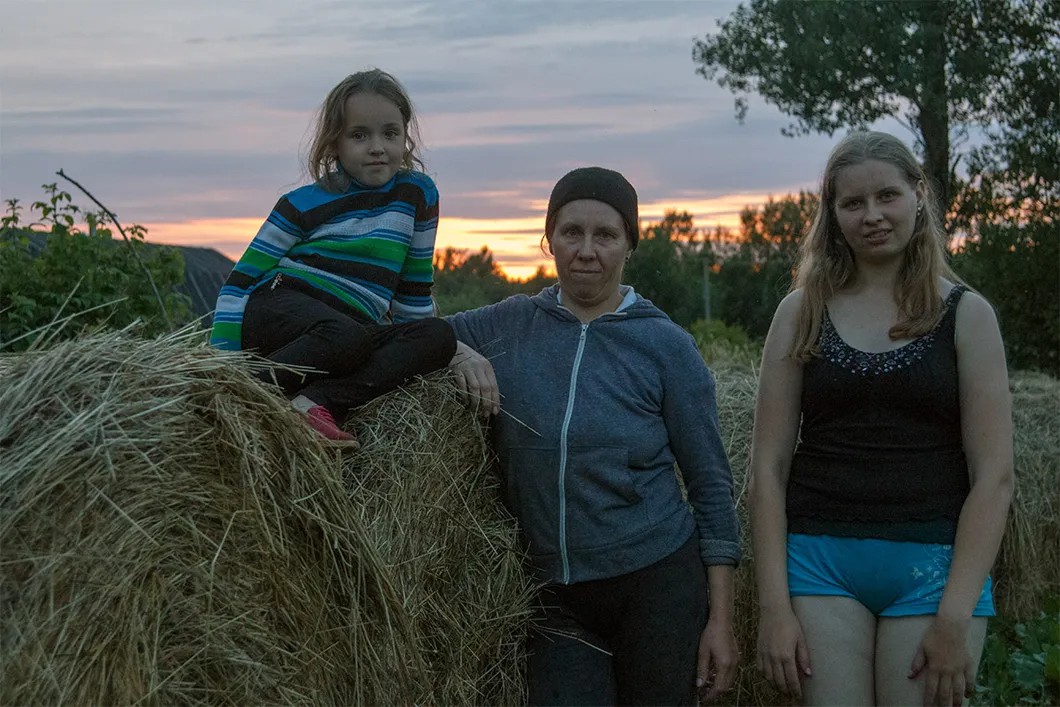 Семья Морозовых. Слева направо: Альбина, Шура, Ксюша. Фото: Светлана Виданова / «Новая»