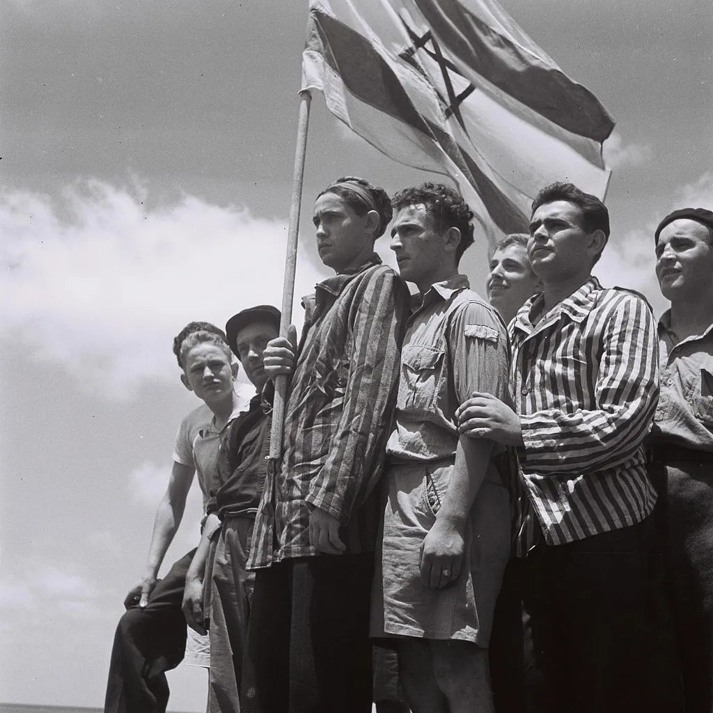 Выжившие узники Бухенвальда прибыли в Хайфу, где были арестованы британцами. 1945 год. Фото: Public Domain