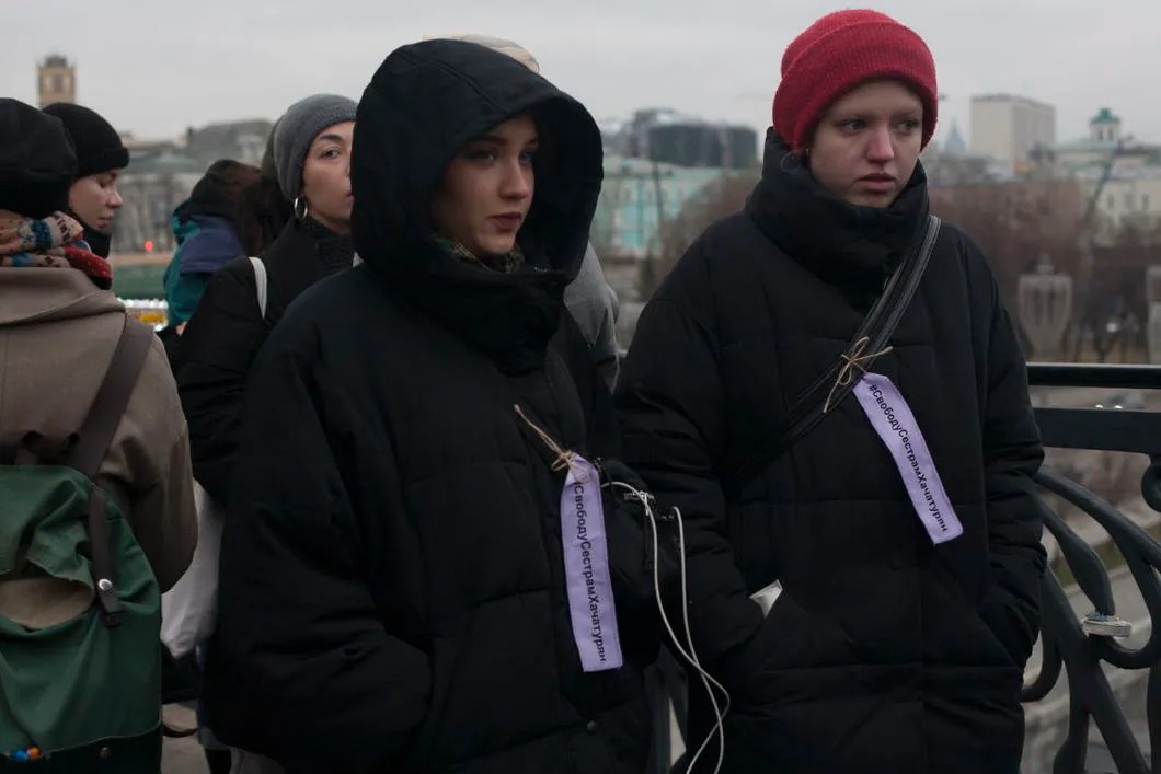 Участницы акции поддержки сестер Хачатурян. Фото: Светлана Виданова / «Новая газета»