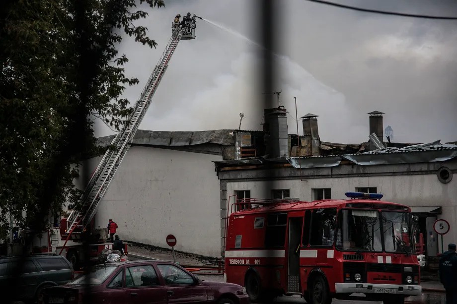 Площадь пожара составила около 4 тысяч квадратных метров. Фото: Влад Докшин / «Новая газета»