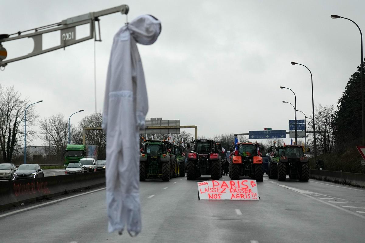 Протестующие фермеры на трассе в Шийи-Мазарен, к югу от Парижа. Фото: AP / TASS