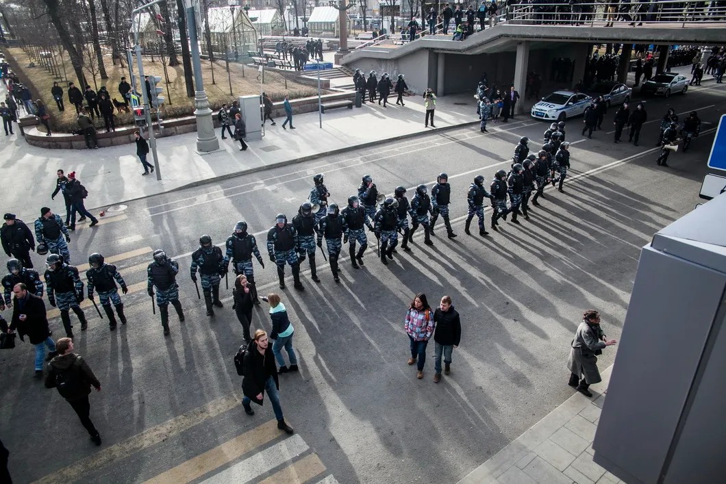 Полиция оттеснила участников митинга с Пушкинской площади на Страстной бульвар. Фото: Влад Докшин