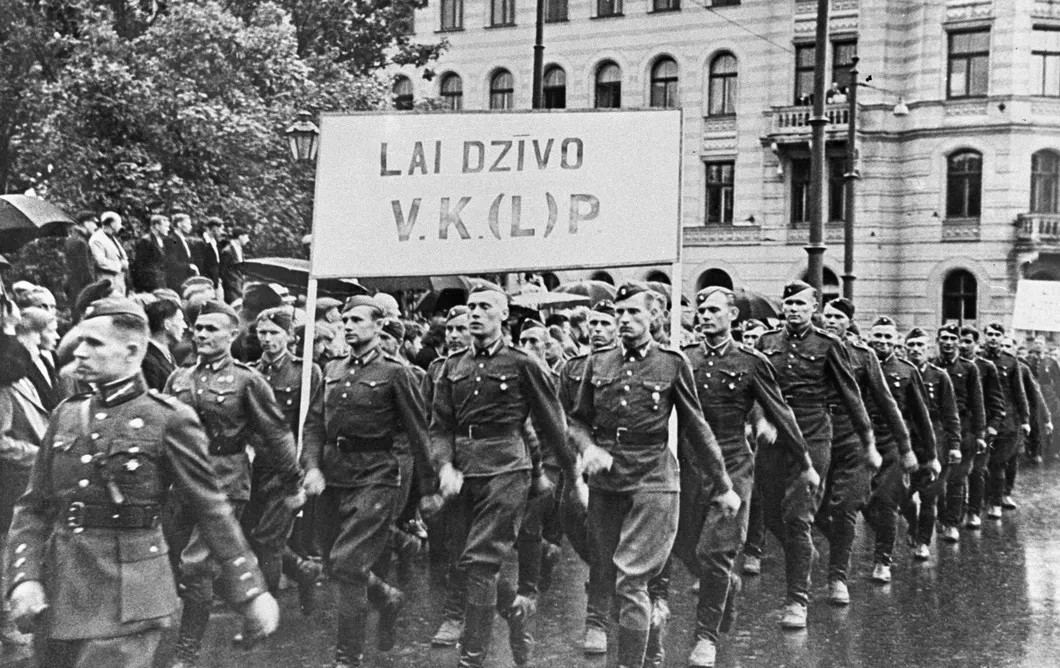 Колонна солдат латышской народной армии на демонстрации, посвященной принятию Латвии в состав СССР, 1940 год. Фото: РИА Новости