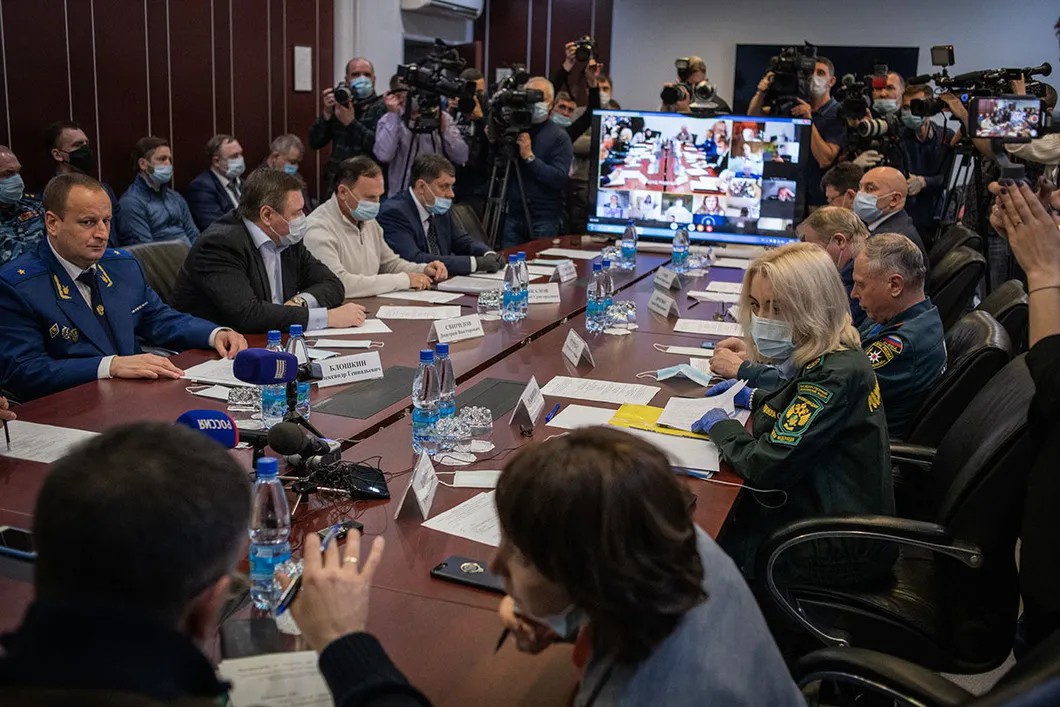 Meeting between Minister of Natural Resources Dmitry Kobylkin, RosPrirodNadzor head Svetlana Radionova, and the emergency cleanup task force. Norilsk City Administration Headquarters. Photo: Yuri Kozyrev, Novaya Gazeta