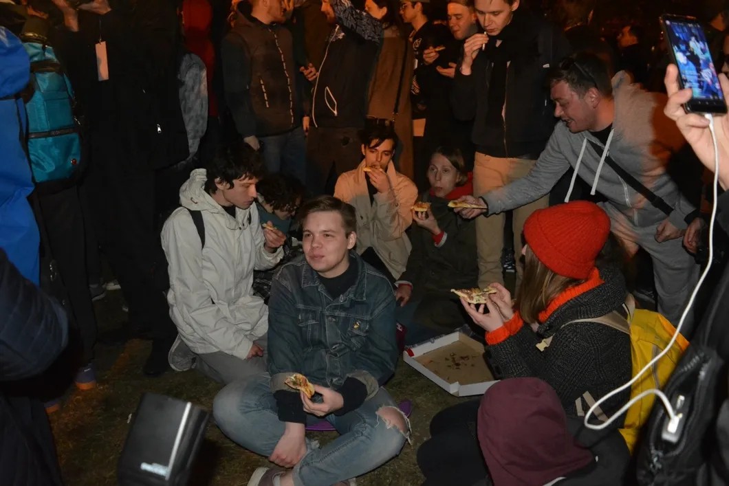 Протестующие едят пиццу. Фото: Иван Жилин / «Новая газета»