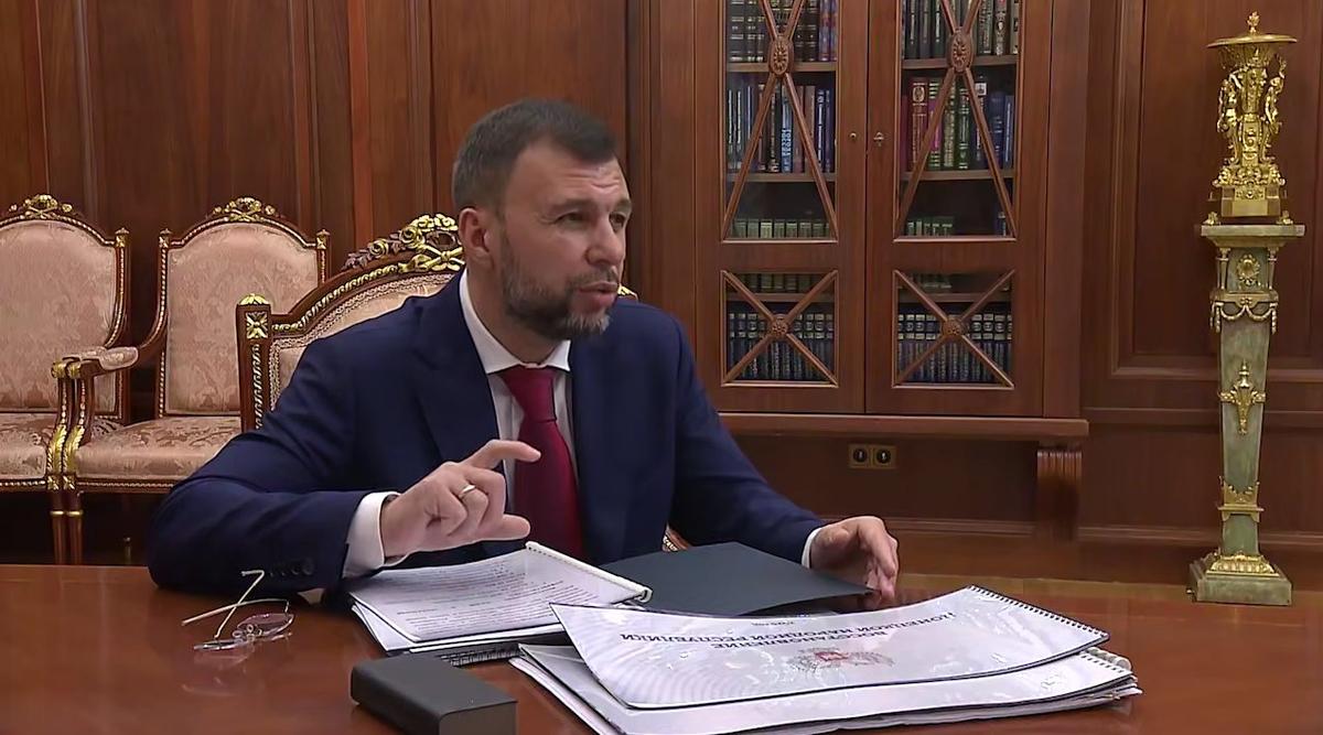 Денис Пушилин рассказывает о дефиците воды на Донбассе: в городах ее включают на несколько часов раз в четыре дня. Скриншот с видео пресс-службы Кремля