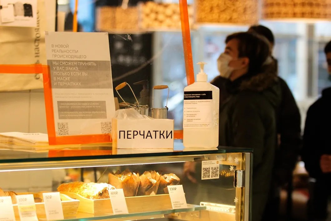 Объявление в одном из кафе Санкт-Петербурга с просьбой надевать маски и перчатки. Фото: Елизавета Антонова, «для Новой»