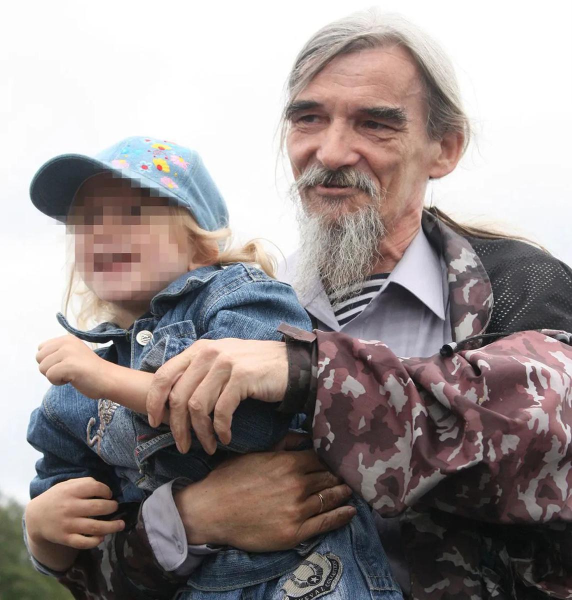 Юрий Дмитриев с приемной дочерью. Лицо ребенка скрыто «Новой газетой»