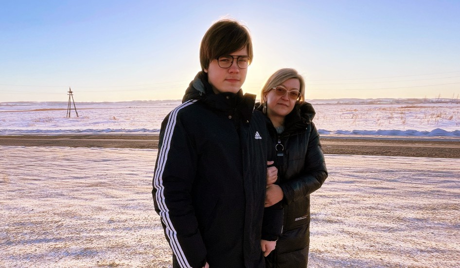 Анна Уварова с сыном Никитой. 7 февраля 2022 года. Фото: А. Китайцев, для «Новой газеты»