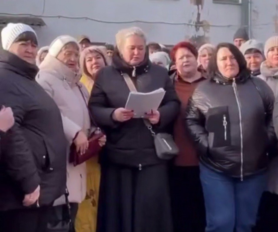 Алена Лисковая и активисты зачитывают обращение к Путину. Скриншот