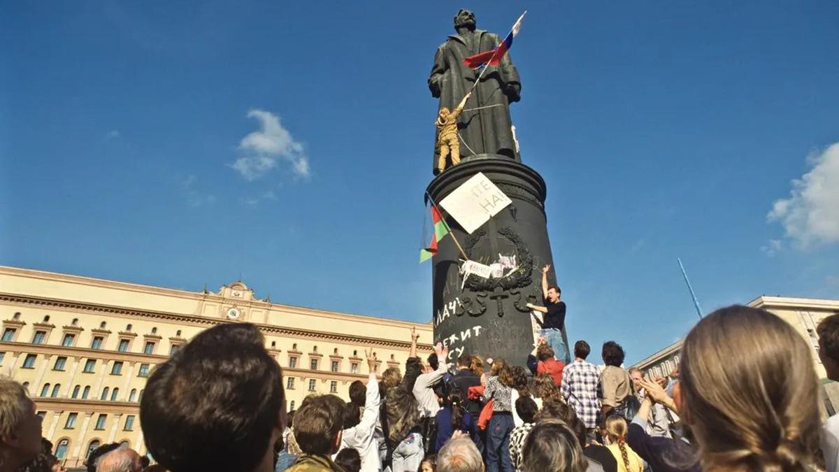 У памятника Феликсу Дзержинскому на Лубянской площади, у здания КГБ СССР 22 августа 1991 года. Фото: РИА Новости
