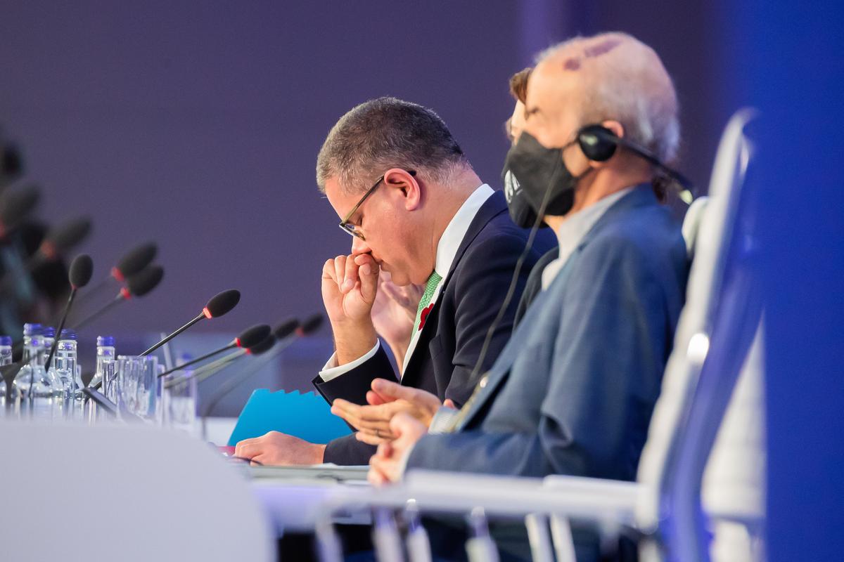 Председатель климатического саммита Алок Шарма (в центре). Фото: Getty Images