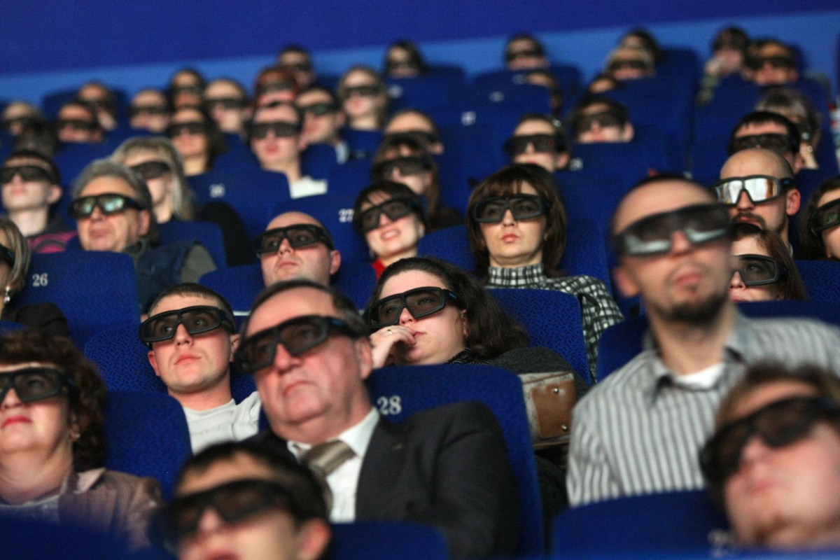 Зрители сидят в кинозале IMAX, который открылся в многозальном кинотеатре «Синема парк». Фото: РИА Новости