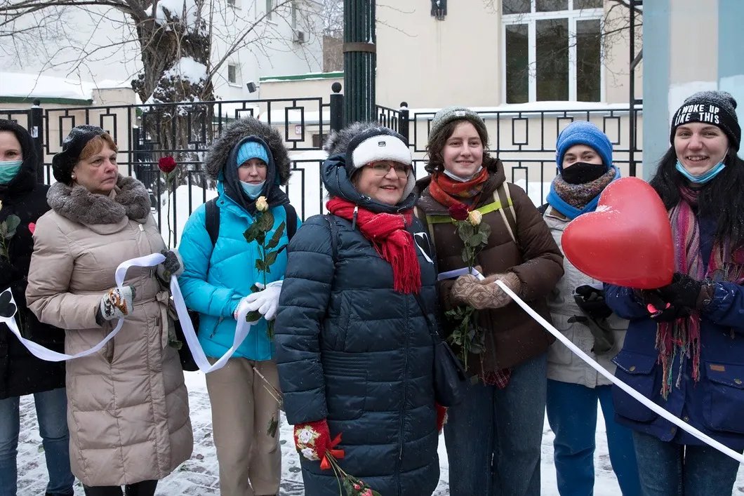 Юлия Галямина в центре. Фото: Влад Докшин / «Новая»