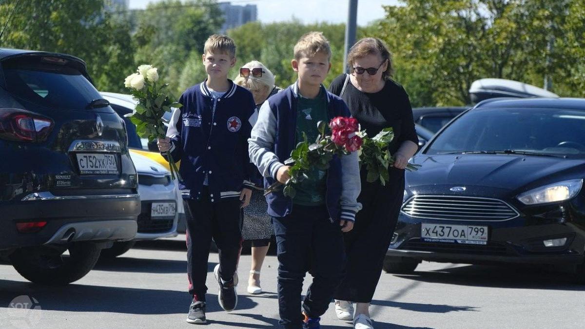 Мама Алексея Навального Людмила Ивановна пришла на могилу к сыну. Сегодня — полгода со дня его гибели