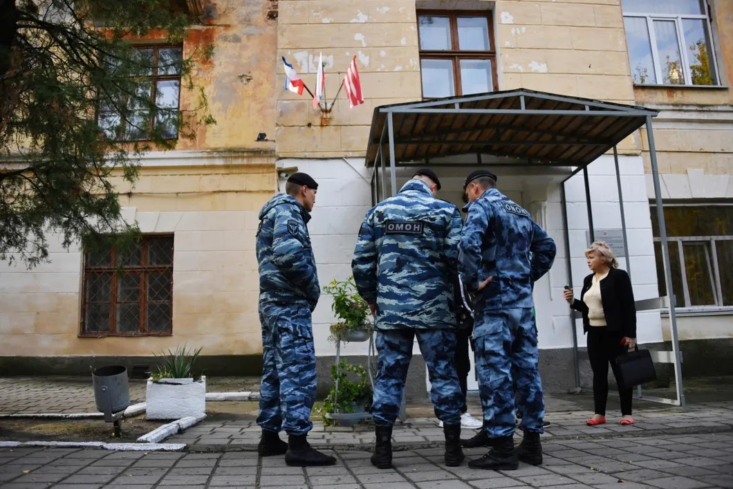 Сотрудники ОМОНа у корпуса керченского колледжа. Фото: РИА Новости