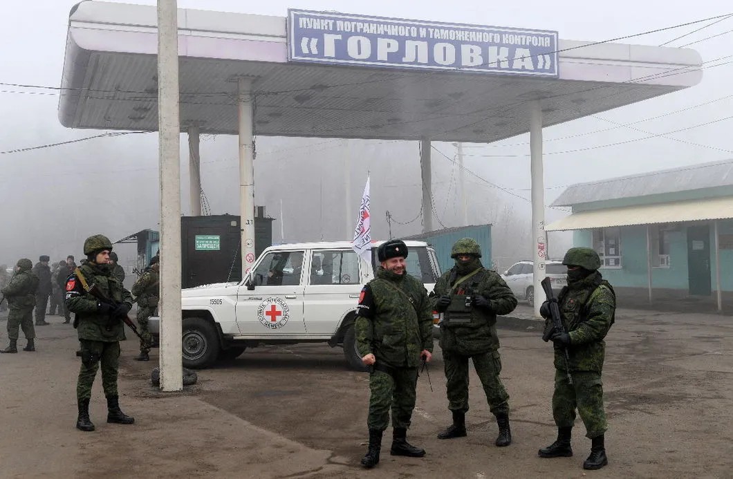 Представители «ДНР» и Красного креста в пункте Горловка накануне обмена 29 декабря 2019 года. Фото: РИА Новости