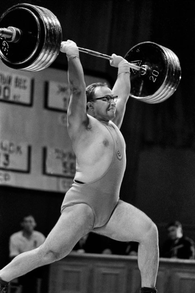 1964 г. Советский штангист Юрий Власов во время соревнований. Фотохроника ТАСС