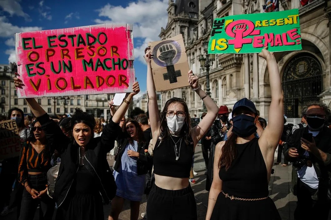 Женщины протестуют против назначения Дарманена, Париж. Фото: EPA