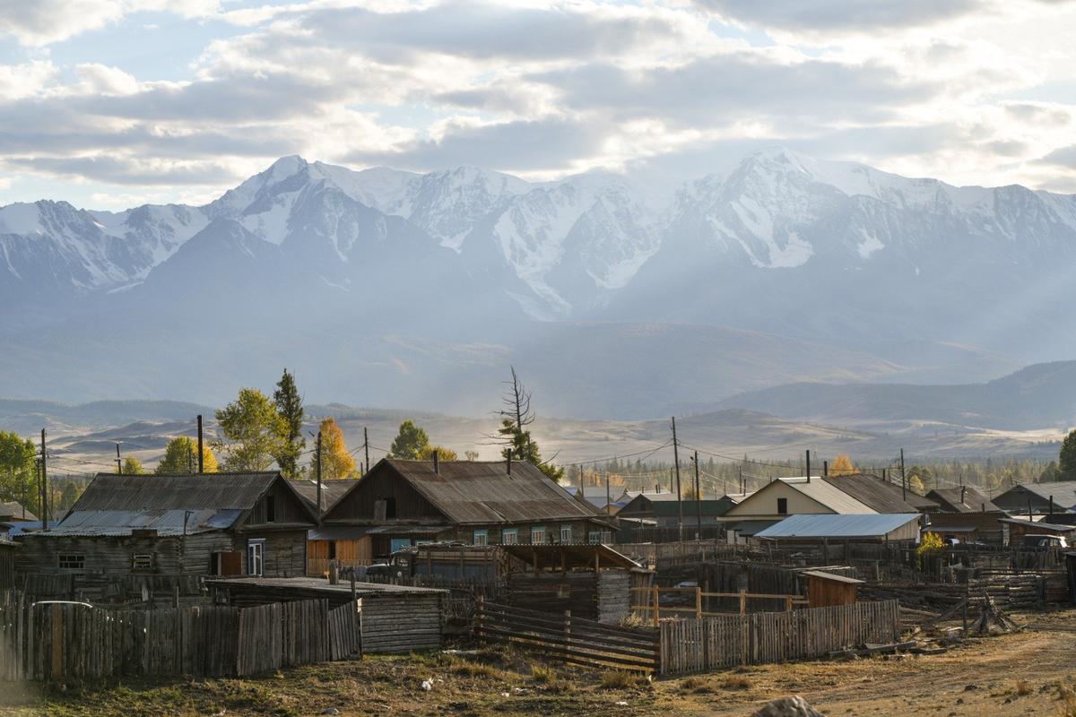 Республика Алтай. Вид на Северо-Чуйский хребет и поселок Курай. Фото: Александр Манзюк / ТАСС