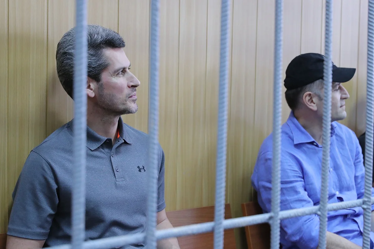 Совладельцы группы компаний «Сумма» Зиявудин Магомедов (слева) и Магомед Магомедов. Фото: RBC / TASS