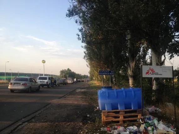Многокилометровая очередь на пропускной пункт Бугас. Жители Донецка возвращаются домой, закупившись продуктами в Мариуполе. Разница в цене — в два-три раза. Пропускной пункт закрыт с 20 до 6, люди ночуют в машинах