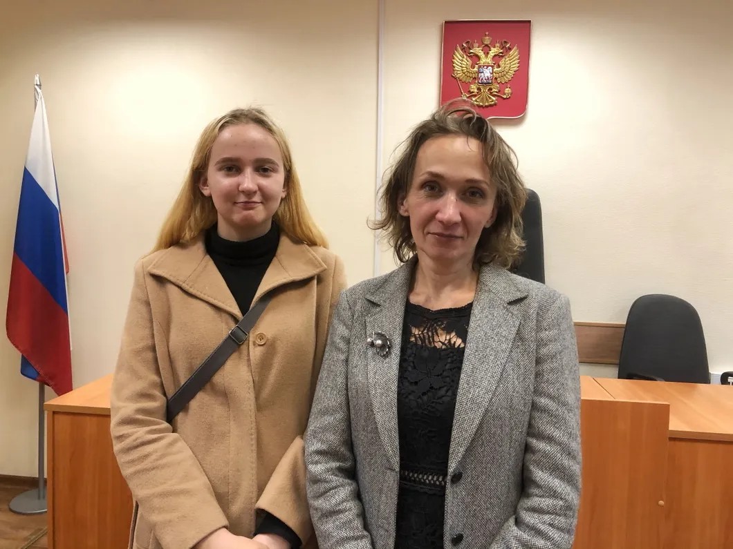 Полина и мама Юлия в суде. Фото: Елизавета Кирпанова / «Новая газета»