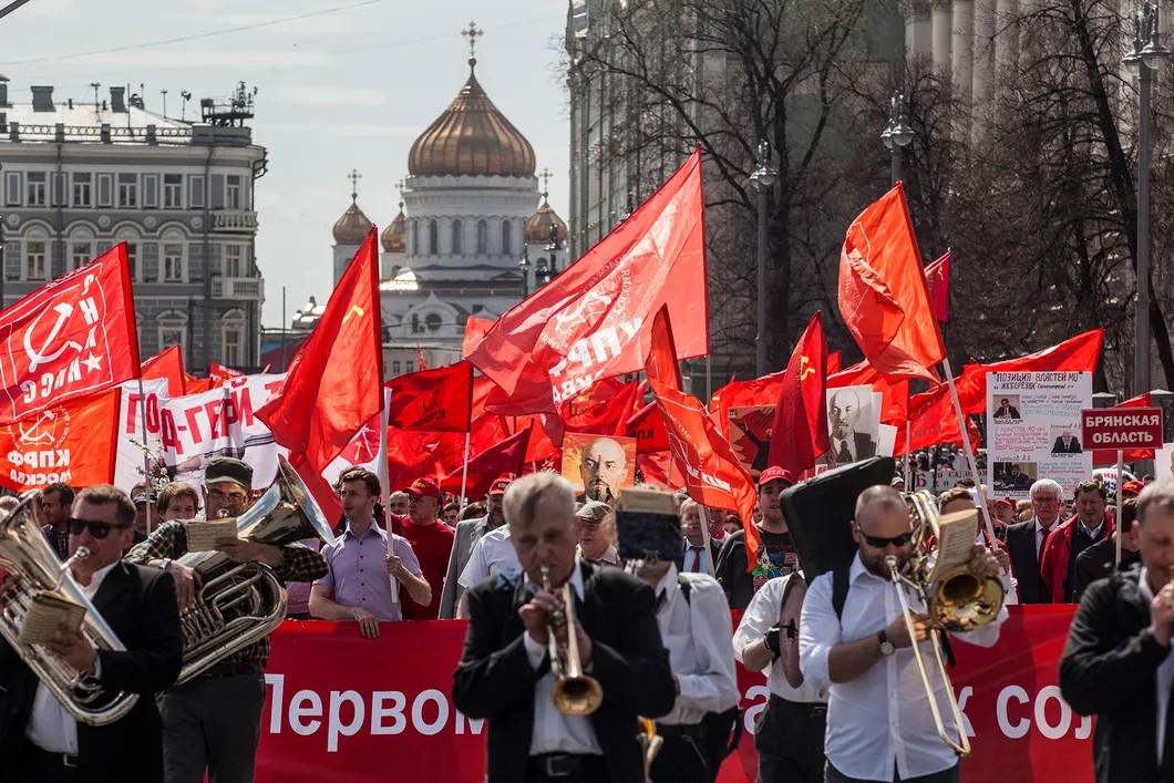 Шествие коммунистов на Моховой улице. Фото Влад Докшин/ «Новая газета»