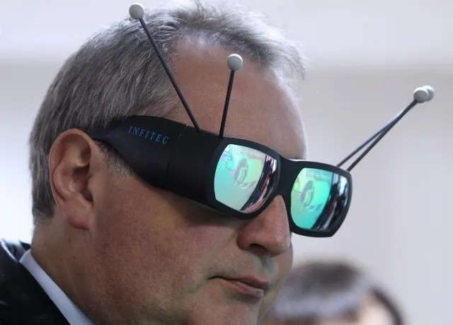 Дмитрий Рогозин в 3D очках на выставке в Казани. Фото: РИА Новости