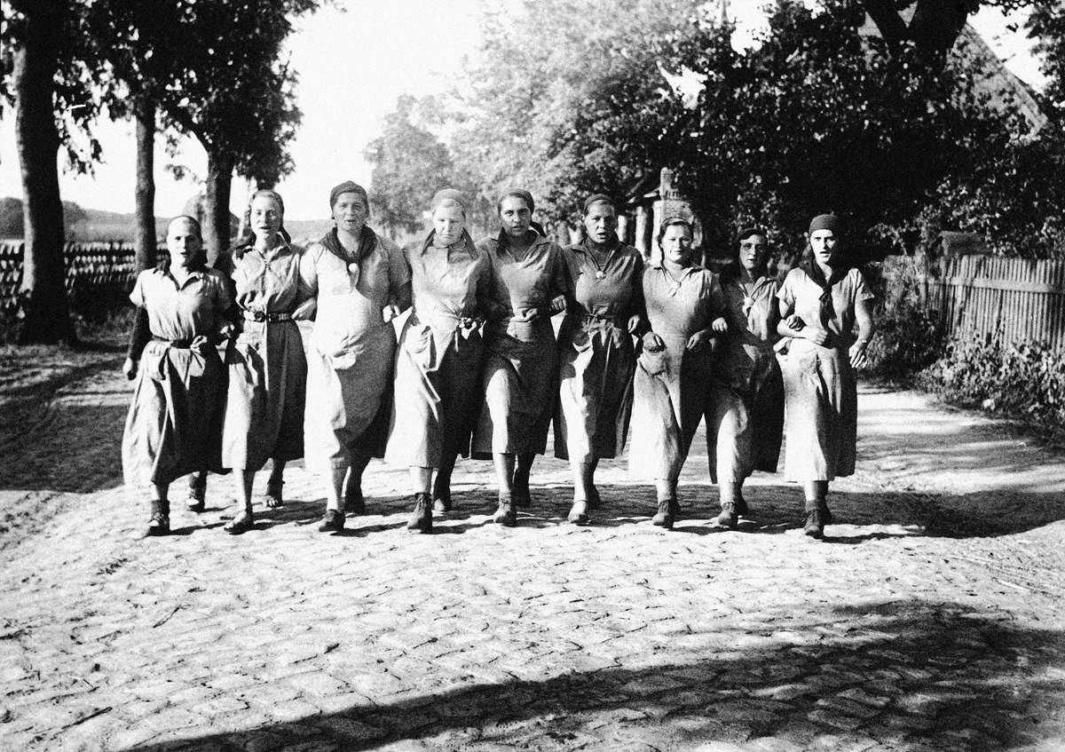 1939 год. Группа немецких женщин идет на уборку урожая. Фото: ASSOCIATED PRESS