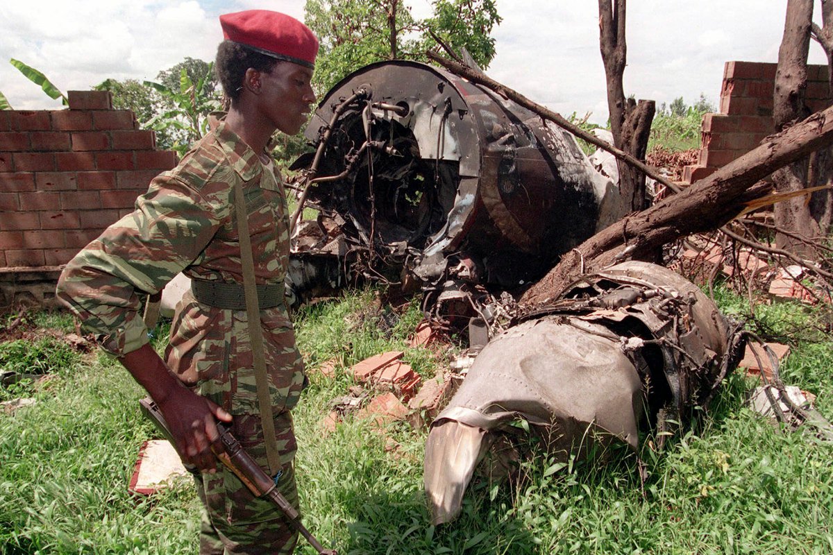 Части сбитого самолета, на котором летели президенты Руанды и Бурунди. Фото: AP / TASS